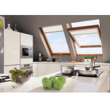 Helle Küche mit Dachfenstern und modernen Küchengeräten.