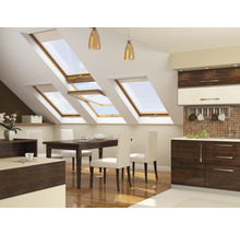 Helle Küche mit Dachfenstern, Esstisch und Küchenzeile