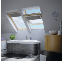 Badezimmer mit Dachfenstern und Badewanne