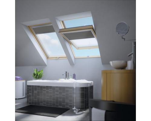 Badezimmer mit Dachfenstern und Badewanne