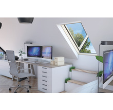 Helles Arbeitszimmer mit Schreibtisch, Bürostuhl, Dachfenster und Computern