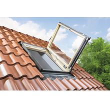 Geöffnetes Dachfenster auf einem Ziegeldach mit Himmel im Hintergrund