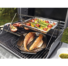 Barbecue avec poisson, homard, asperges et tomates sur différents plateaux de barbecue