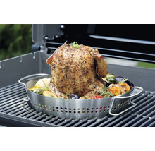 Gegrilltes Hähnchen mit Gemüse in Edelstahlhalterung auf Grillrost