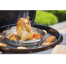 Gegrilltes Hähnchen in Hähnchenbräter mit Gemüse auf Holzkohlegrill