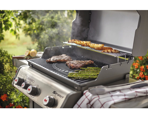 Barbecue avec steaks, asperges et pommes de terre sur la grille à l''extérieur