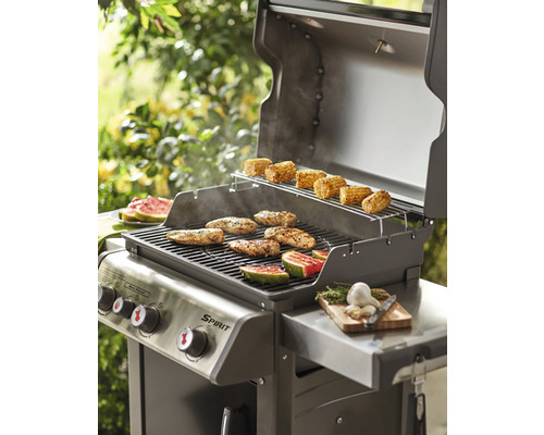 Barbecue avec poulet, pastèque et épis de maïs sur le gril