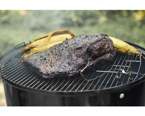 Gegrilltes Rindfleisch mit Mais auf einem Holzkohlegrill.