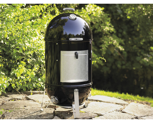 Weber Smokey Mountain Cooker Räucherofen auf Steinfliesen