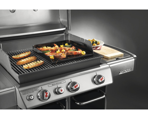 Weber Genesis Gasgrill mit Grillgut wie Brot und Garnelen