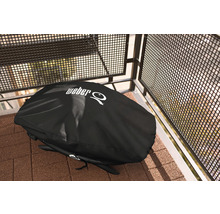 Weber Grill mit Abdeckung auf einem Balkon