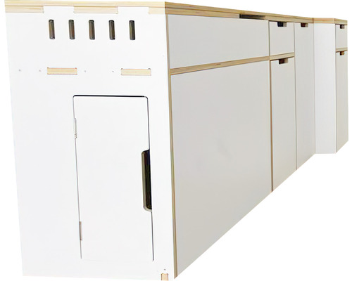 Küchenzeile mit Schränken und Schubladen aus Holz