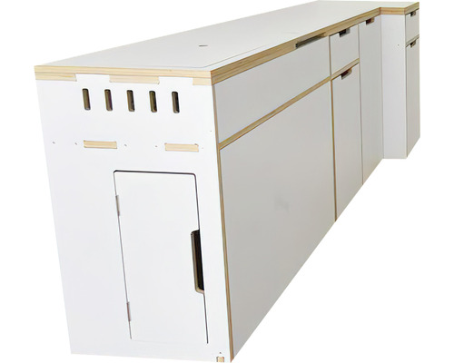 Weisse Küchenzeile mit Schubladen und Stauraum