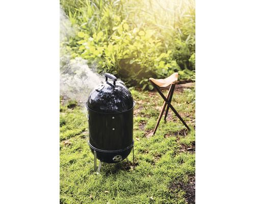 Metallräucherofen mit Hocker im Freien