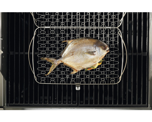 Poisson grillé dans un panier à griller sur un barbecue