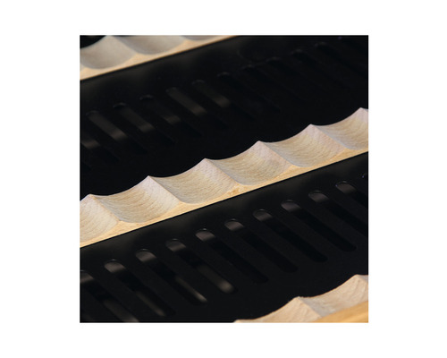 Vue détaillée d''un casier à vin avec des étagères en bois et un cadre en métal