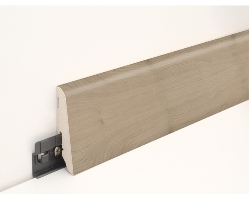 Plinthe en bois avec clip de fixation sur un mur