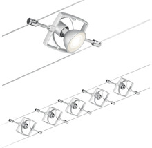 Six projecteurs sur un système de câbles pour l''éclairage de plafond.