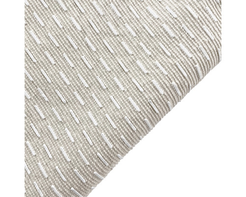 Gros plan de la housse de coussin avec motif brodé