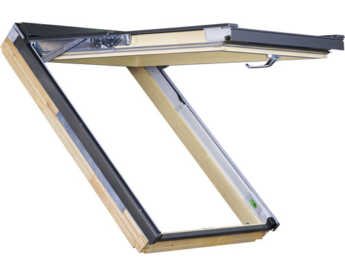 Fenêtre de toit ouverte avec cadre en bois et ferrures métalliques.