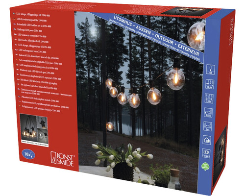 Logo Konst Smide. Emballage d''une guirlande lumineuse LED d''extérieur avec dix lampes