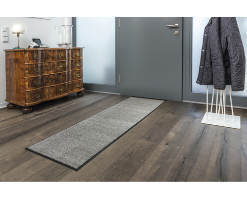 Flur mit Fußmatte, Kommode und Garderobe