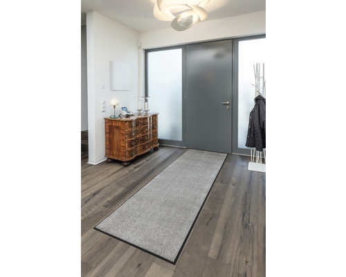 Eingangsbereich mit Fussmatte, Kommode und Garderobe