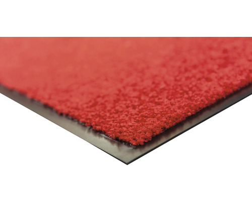Vue détaillée d''une dalle de moquette rouge avec un dos noir