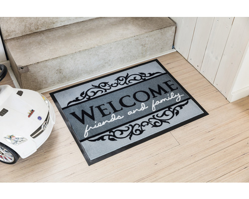 Fussmatte mit der Aufschrift Willkommen Freunde und Familie