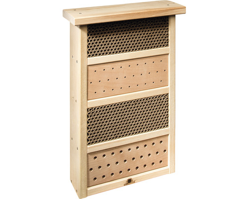 Hôtel à insectes en bois avec différents matériaux de remplissage