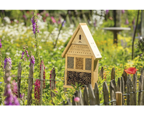 Insektenhotel aus Holz im Garten