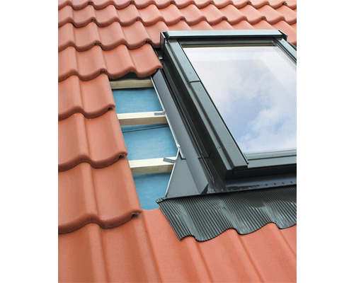 Fenêtre de toit sur un toit avec des tuiles
