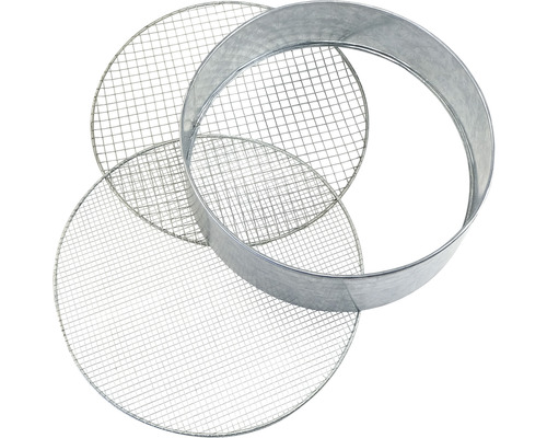 Trois tamis de jardin en métal avec différentes tailles de mailles