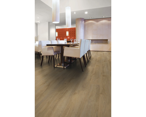 Plancher en bois clair dans une salle à manger avec table et chaises.