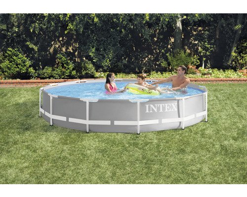 Piscine Intex gonflable avec famille dans le jardin