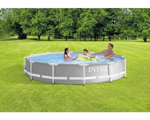 Piscine Intex gonflable avec famille dans le jardin.