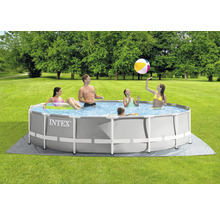 Piscine familiale avec structure en acier et baigneurs dans le jardin