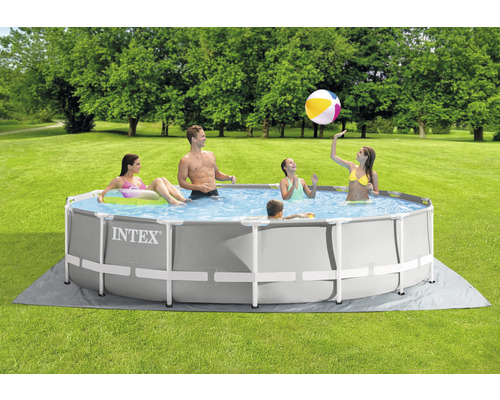 Piscine familiale avec structure en acier et baigneurs dans le jardin