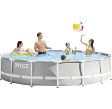 Famille dans piscine hors-sol avec logo Intex et ballon de plage