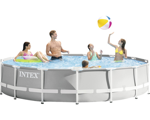 Famille dans piscine hors-sol avec logo Intex et ballon de plage