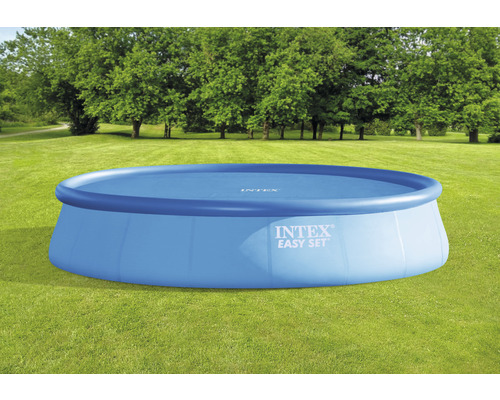 Piscine Intex Easy Set sur une pelouse