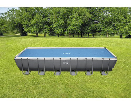 Rechteckiger Intex Pool mit blauer Abdeckung im Garten