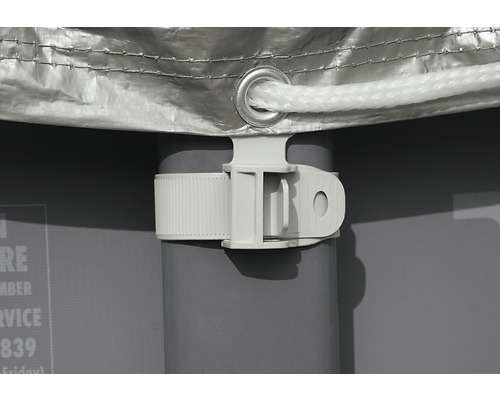 Vue détaillée d''une couverture de piscine avec fixation sur un support de piscine