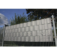 Tapis de protection visuelle en plastique sur une clôture grillagée