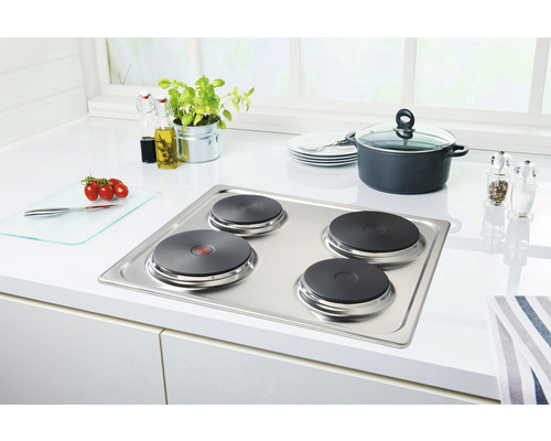 Plaque de cuisson intégrée avec quatre plaques dans une cuisine lumineuse.