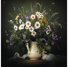 Bouquet de marguerites dans un pichet sur une table en bois