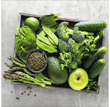 Holzkiste mit Avocado, Limette, Apfel, Gurke, Brokkoli, Erbsen, Salat, Spinat und Spargel