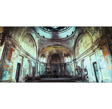 Intérieur d''une église délabrée avec dôme et arches