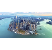 Luftaufnahme der Skyline von New York City mit Wolkenkratzern und Wasser