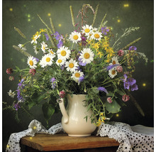 Nature morte avec bouquet de fleurs dans un vase sur une nappe